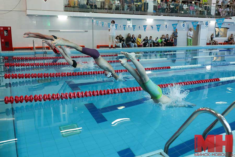 На международном турнире по плаванию в Минске разыграли первые комплекты медалей