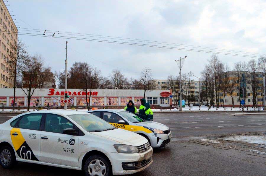 В рамках спецмероприятий «Такси» сотрудники ГАИ в Заводском районе выявили 12 нарушений