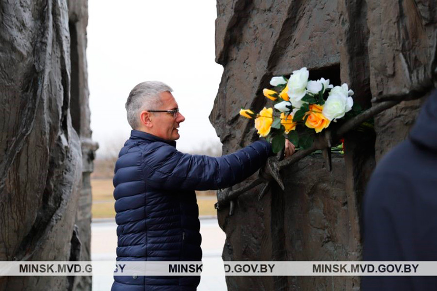 Руководство минской милиции высадило деревья на территории мемориала «Малый Тростенец»