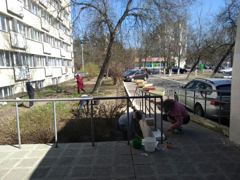 Субботник на территории общежития КУП «Минскхлебпром» (ул. Ангарская, 2/1)