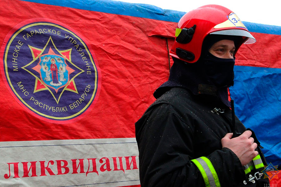 Столичные спасатели провели тактико-специальные учения в Минском автомеханическом колледже.