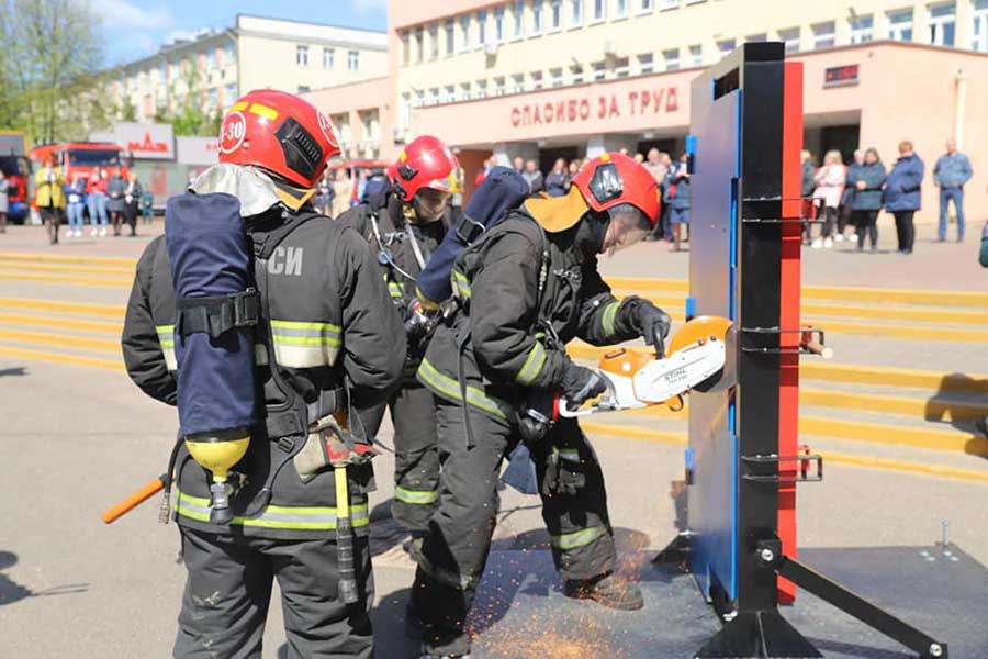 Спасатели провели показательные тактико-специальные учения на Минском автомобильном заводе