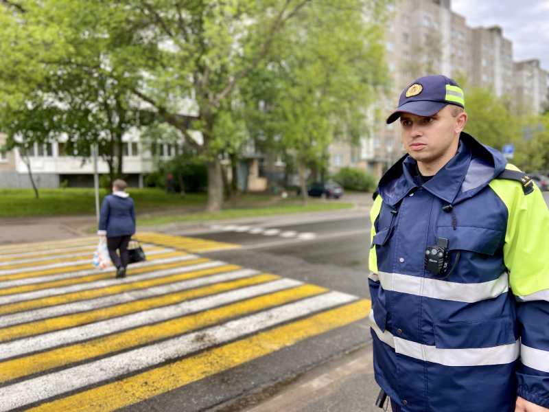 Стражи дорог обеспечивают безопасность дорожного движения возле школ