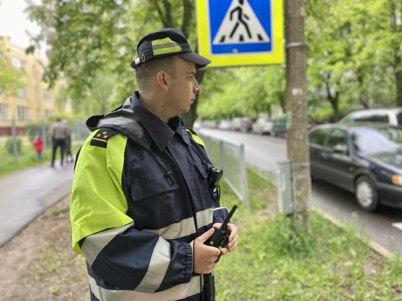 Стражи дорог обеспечивают безопасность дорожного движения возле школ