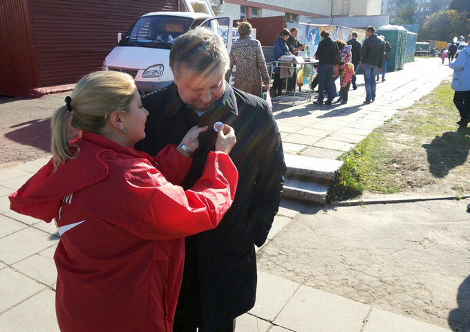 03 октября 2015 года с 12.00 до 16.00 на площадке возле магазина «Рублевский» (ул. Нестерова, 58) состоялась концертная программа, посвященная Дню учителя.