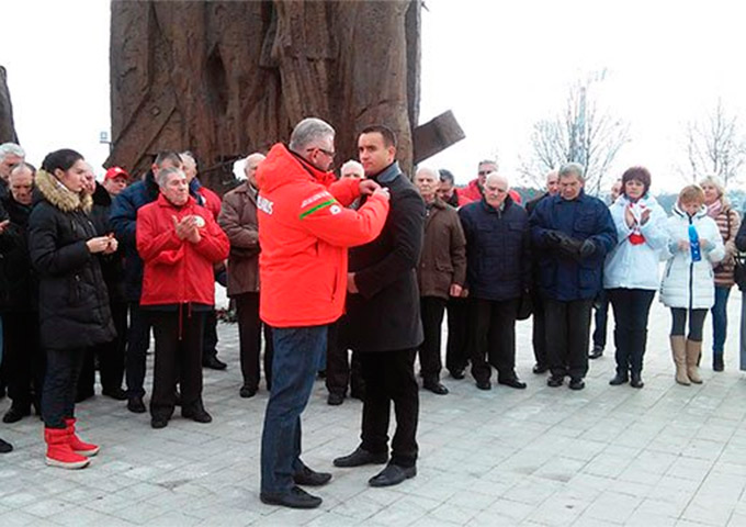 Флору мемориального комплекса «Тростенец» сегодня пополнили 70 молодых елей