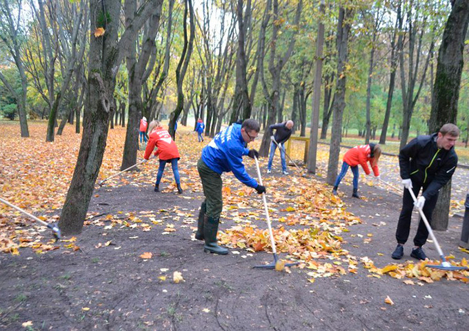 В Заводском районе столицы прошла молодежная акция «Стань лучше – сделай город чище!»