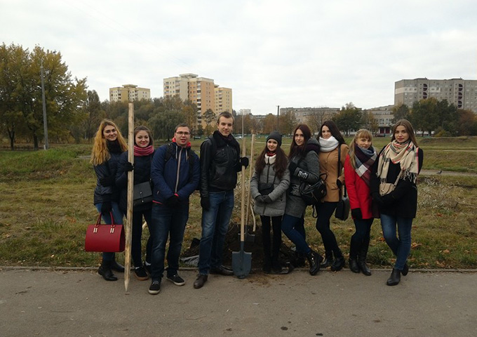 15 октября 2016 года, студенты факультета менеджмента УО «БГЭУ» приняли активное участие в городском мероприятии посадке аллеи любви.