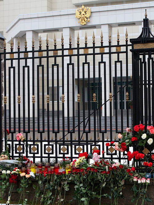 Белорусы несут цветы и свечи к российскому посольству и выражают соболезнования братскому народу