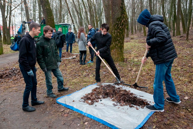 В ЗАВОДСКОМ РАЙОНЕ УЧАЩИЕСЯ БЛАГОУСТРАИВАЛИ СКВЕР ВОЗЛЕ ДВОРЦА ДЕТЕЙ И МОЛОДЕЖИ «ЗОЛАК»