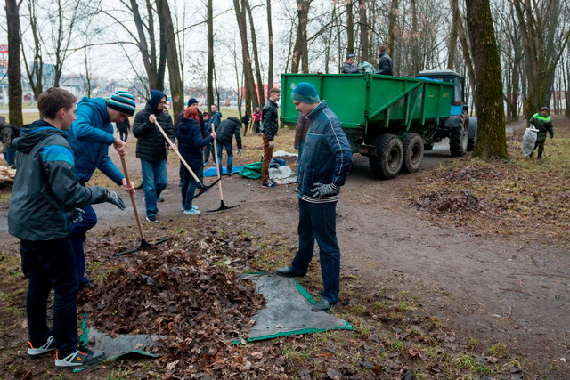 В ЗАВОДСКОМ РАЙОНЕ УЧАЩИЕСЯ БЛАГОУСТРАИВАЛИ СКВЕР ВОЗЛЕ ДВОРЦА ДЕТЕЙ И МОЛОДЕЖИ «ЗОЛАК»