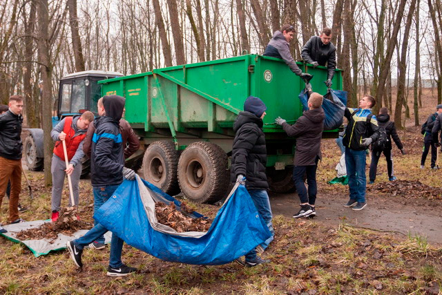 В ЗАВОДСКОМ РАЙОНЕ УЧАЩИЕСЯ БЛАГОУСТРАИВАЛИ СКВЕР ВОЗЛЕ ДВОРЦА ДЕТЕЙ И МОЛОДЕЖИ «ЗОЛАК»