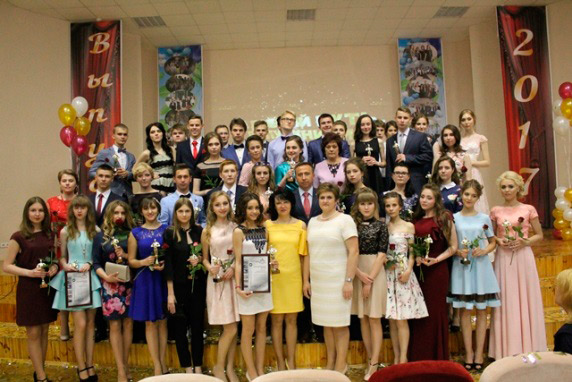 ЛУЧШИХ ВЫПУСКНИКОВ ЧЕСТВОВАЛИ В ЗАВОДСКОМ РАЙОНЕ