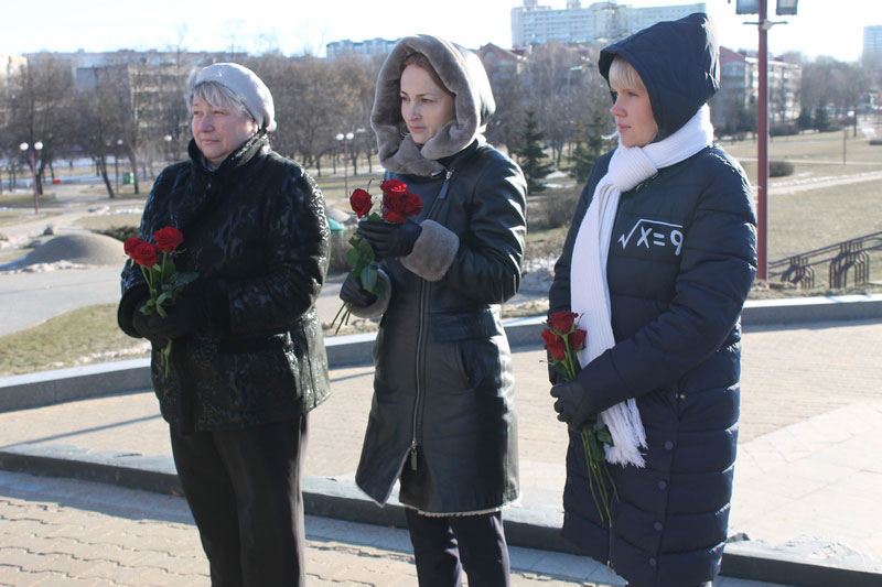 Возложение цветов к памятникам, воинским захоронениям в рамках празднования Дня защитников Отечества и Вооруженных Сил Республики Беларусь на территории Заводского района г.Минска.