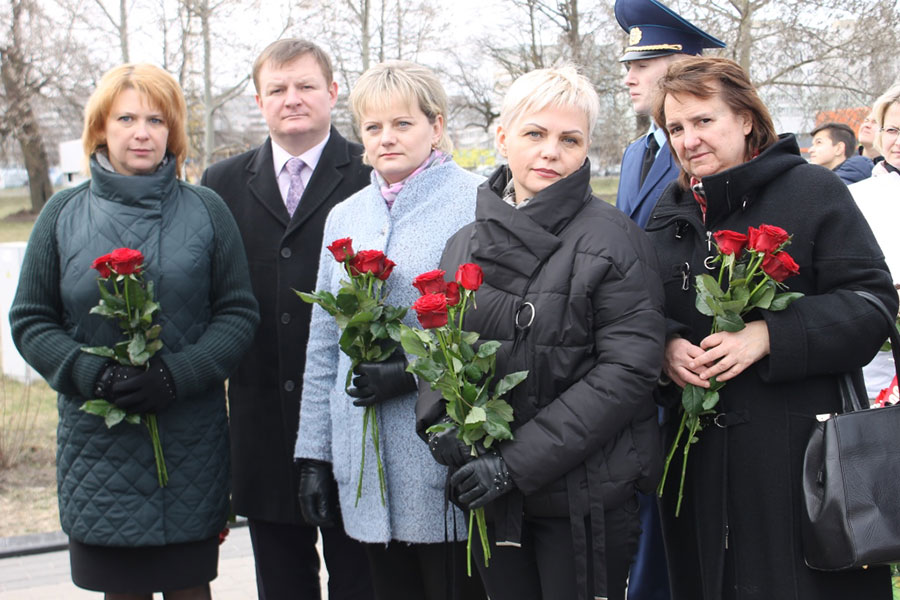 Митинг-реквием, посвященный Международному дню освобождения узников фашистских концлагерей, состоялся у скульптуры «Врата памяти» - 11 апреля. Фоторепортаж.