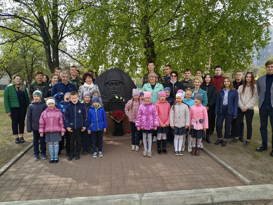 Возложение цветов к памятникам, воинским захоронениям в Заводском районе. 4 МАЯ.