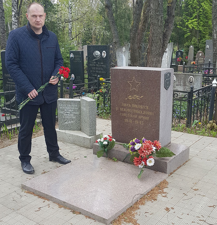 Возложение цветов к памятникам, воинским захоронениям в Заводском районе. 4 МАЯ. Управление механизации № 79.