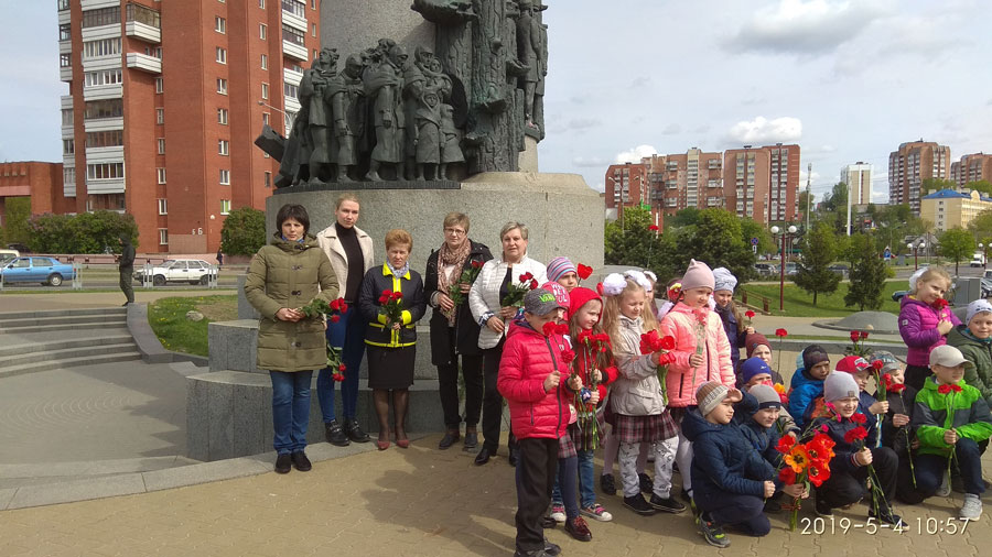 Возложение цветов к памятникам, воинским захоронениям в Заводском районе. 4 МАЯ. Филиал «Автобусный парк № 6» ГП «Минсктранс».