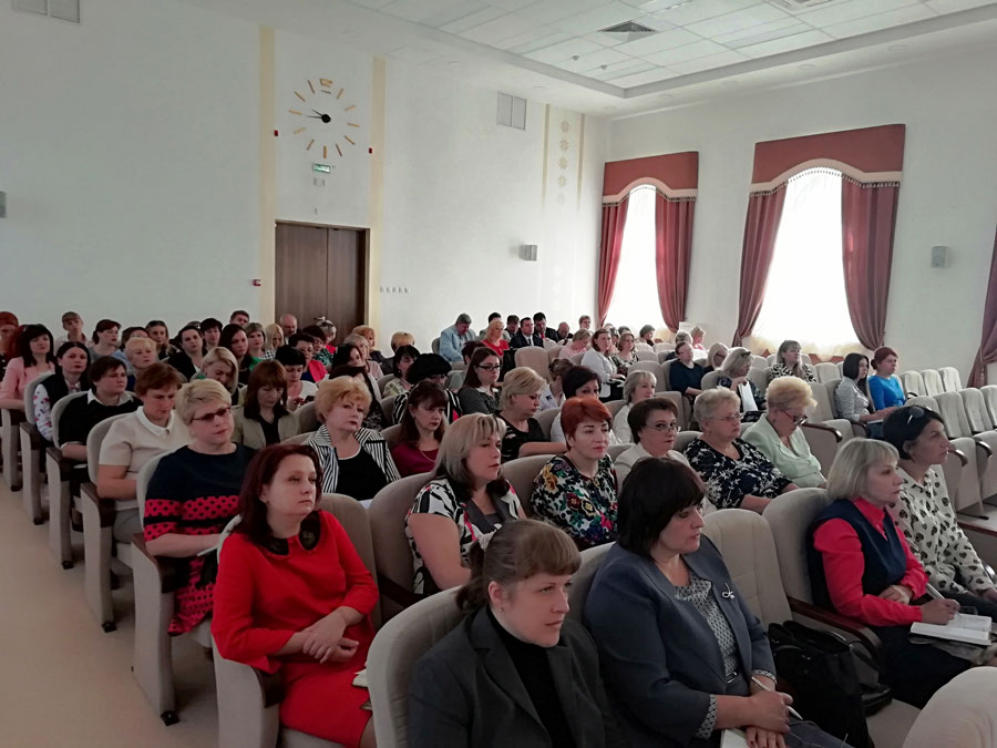 В администрации Заводского района г. Минска под председательством заместителя главы администрации Е.П.Зеленко 23 мая 2019 г. прошло открытое заседание комиссии по делам несовершеннолетних.