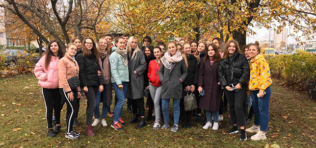 12 октября в рамках месячника по наведению порядка на территории Заводского района состоялся субботник.