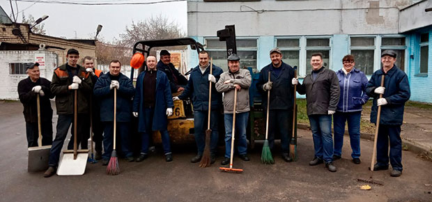 В Заводском районе г. Минска 26 октября 2019 г. в рамках месячника по наведению порядка на территории сотрудники ОАО «Минский подшипниковый завод» вышли навести порядок на предприятии и прилегающей территории. 