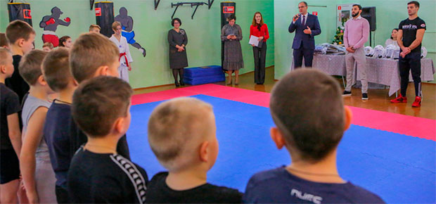 Мастер-класс и новенькая экипировка от чемпионов мира. В Минске юным спортсменам преподнесли подарки