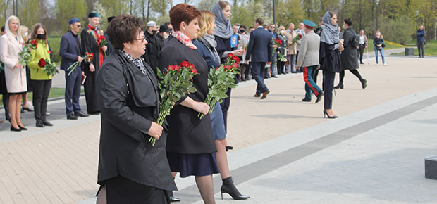 Участие делегации Заводского района г.Минска в торжественной церемонии передачи земли с мест захоронений времен Великой Отечественной войны в крипту храма-памятника в честь Всех Святых, которая состоялась 4 мая у мемориального комплекса «Тростенец».