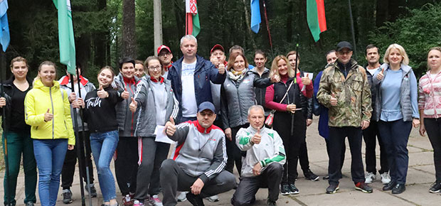 В парке 50-летия Великого Октября в День города высадился трудовой десант. Фото прилагается.