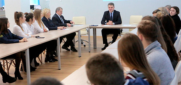Владимир Кухарев встретился со студентами Белорусской государственной академии авиации.