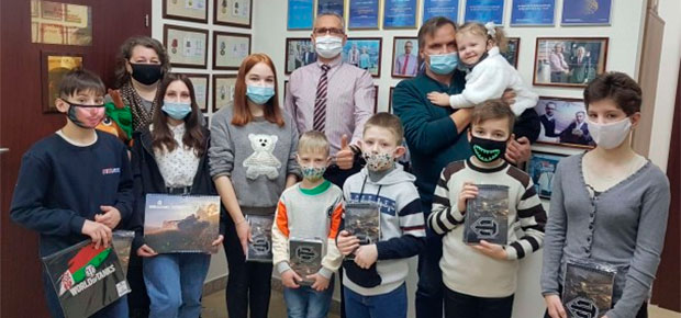 Дружная семья Алексиенко в офисе «Гейм Стрим» 