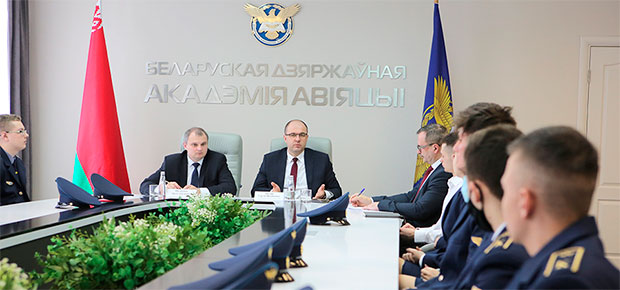 Глава администрации Заводского района Сергей Масляк встретился с курсантами Академии авиации.