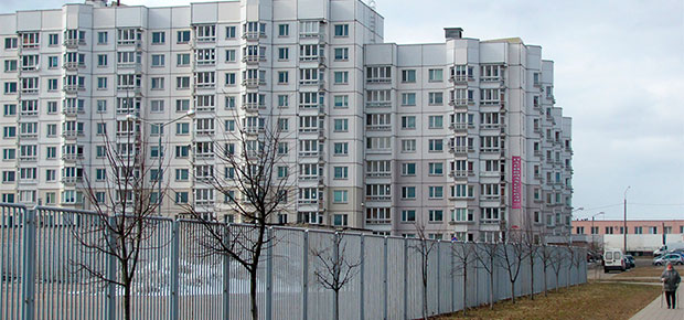 В Минске жильцам одного дома могут выставить счет за ремонт в подъезде из-за БЧБ-символики. Что говорит закон.