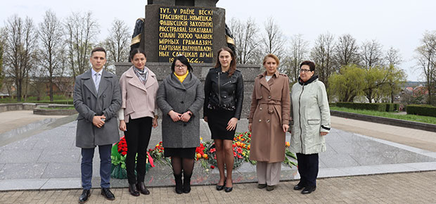 Возложение цветов к памятникам, воинским захоронениям, обелискам, мемориальным доскам в Заводском районе г.Минска. Фоторепортаж.