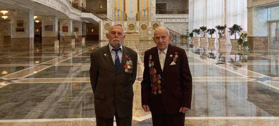 Ветеран Великой Отечественной войны Попов Петр Анатольевич, и несовершеннолетним узник Дрозд Федор Александрович в канун праздника Победы посетили экскурсию во Дворце Независимости. 