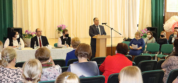 18 мая 2021 г. на базе государственного учреждения образования «Средняя школа № 141 г.Минска» состоялась встреча главы администрации Заводского района г.Минска Сергея Михайловича Масляка с населением. 