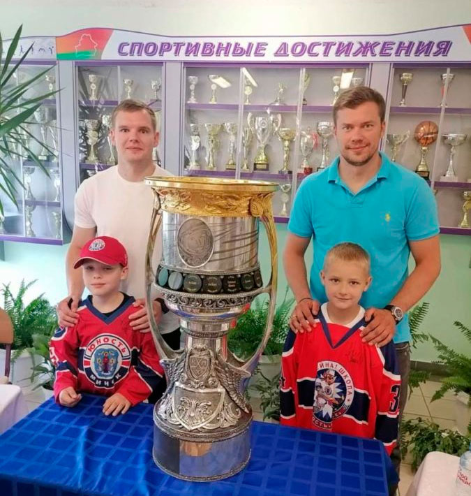 В Заводском районе презентовали главный трофей Континентальной хоккейной лиги минувшего сезона.