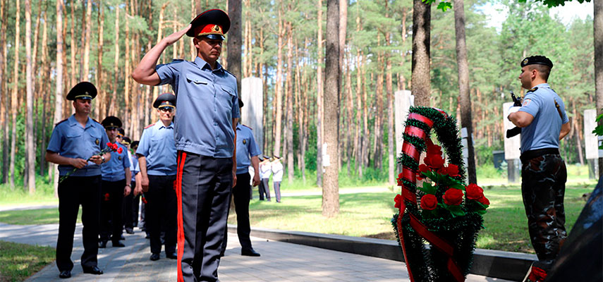 Представители столичной милиции почтили память жертв Великой Отечественной войны.