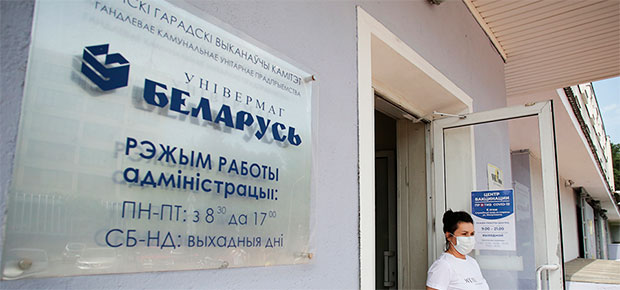 С 1 июля всем привившимся — скидки. Побывали в пункте вакцинации универмага «Беларусь».