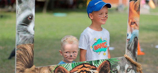 «А когда уже будут их кормить?» Минчане весело проводят выходной в зоопарке в День тигра.