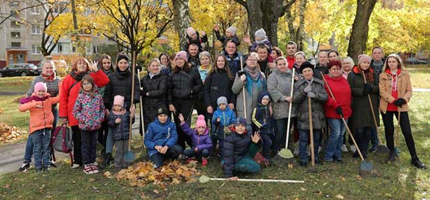 В ходе субботника жители ул. Голодеда убрали листву и посадили деревья