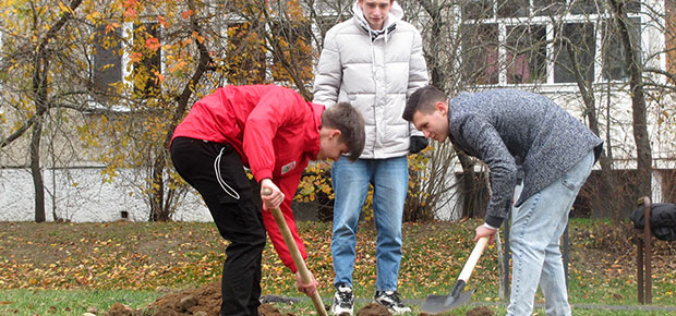 В Заводском районе молодежь заложила аллею Единства.
