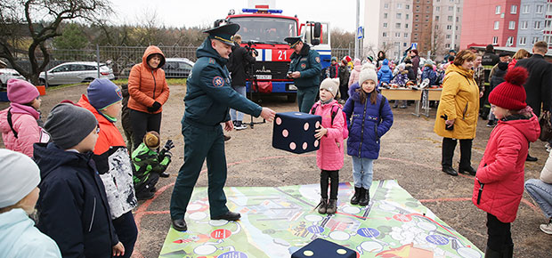 Три часа веселья на свежем воздухе. В столичной школе № 143 прошел праздник безопасности.