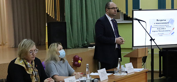 Встреча жителей Заводского района с главой администрации Сергеем Масляком состоялась в средней школе № 109. На ней обсуждали вопросы коммунального хозяйства и заболеваемости COVID-19.