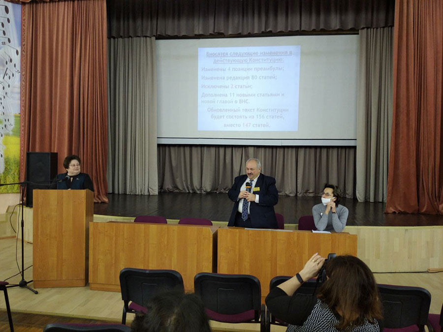 В трудовом коллективе государственного учреждения образования «Гимназия №21 г.Минска» состоялся диалог по проекту изменений и дополнений Конституции Республики Беларусь.