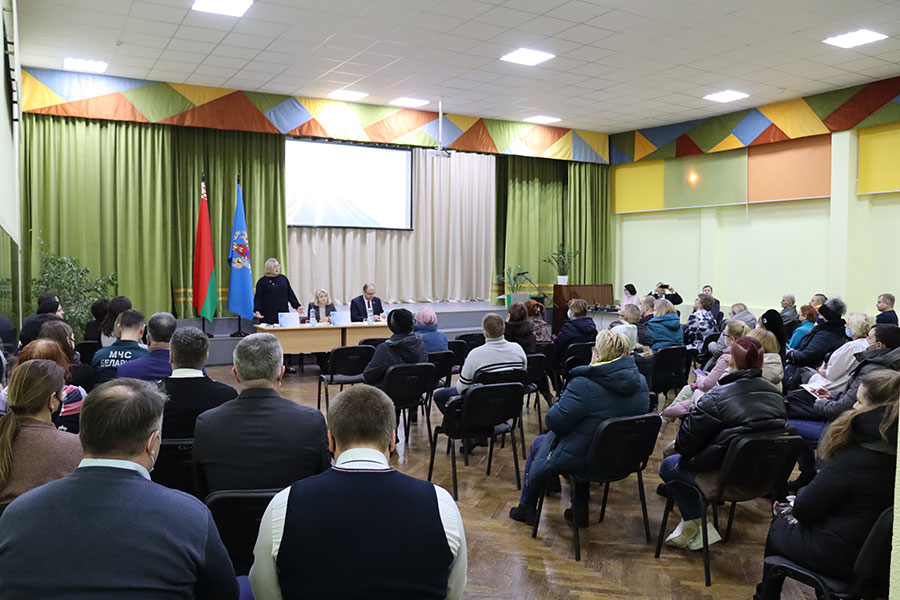 На базе государственного учреждения образования «Средняя школа № 186 г.Минска» 19 января 2022 г. состоялась встреча главы администрации Заводского района г.Минска Сергея Михайловича Масляка с населением. 