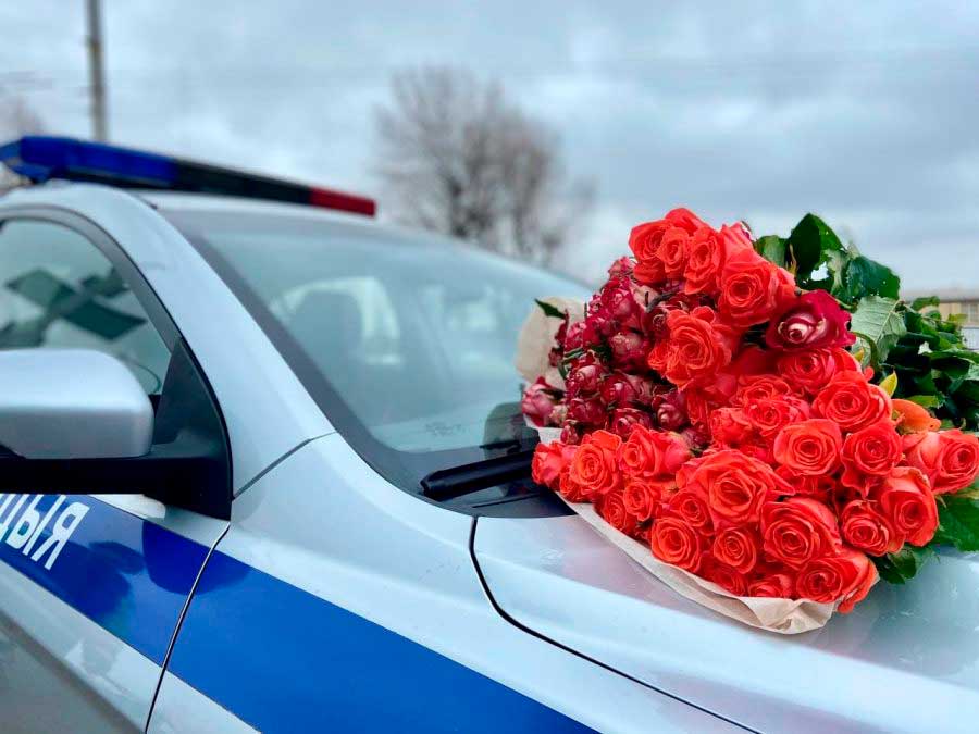 В Заводском районе инспекторы придумали необычный способ поздравить с 8 Марта женщин-водителей