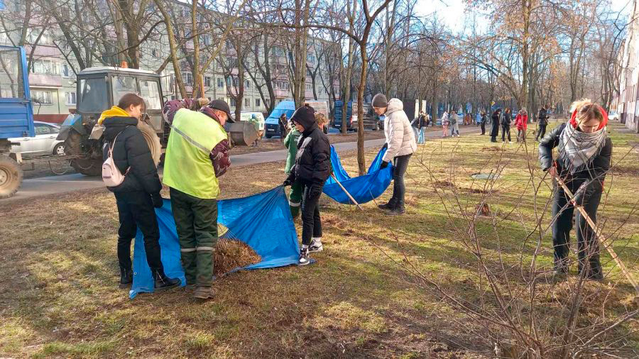 На территории Заводского района прошли субботники по благоустройству территории