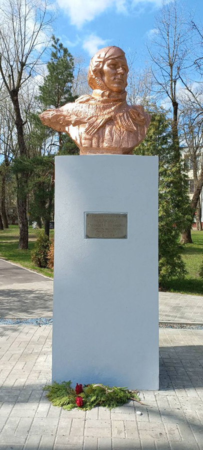 В Заводском районе облагородили памятник-бюст Герою Советского Союза Елизавете Чайкиной