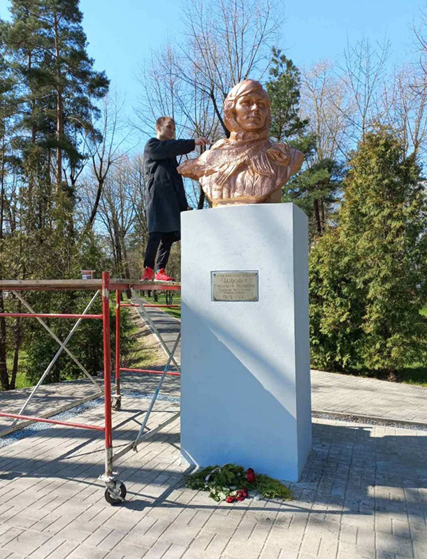 В Заводском районе облагородили памятник-бюст Герою Советского Союза Елизавете Чайкиной