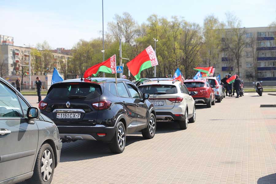 «А что позволило нашему народу победить?!» В Заводском районе прошел митинг и масштабный автопробег